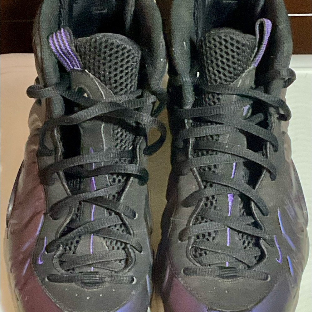 SUPER CUTE Nike Foamposite GS size 6 Black and Purple Sneakers